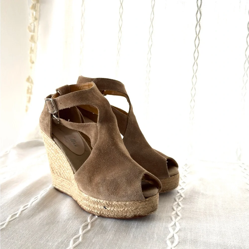 Bettye Muller Women’s Tan Suede Wedge Platform /Espadrille Shoes Size 9.